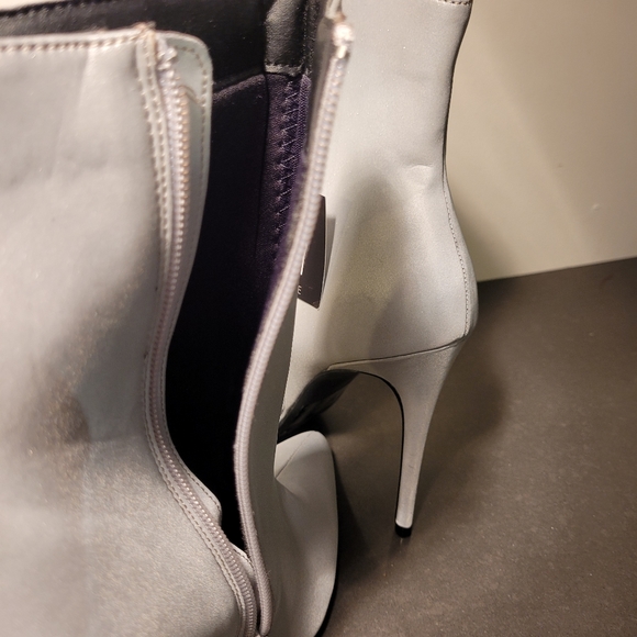 New Silver Wild Diva Reflective stiletto Ankle Booties size 8 - Picture 6 of 6